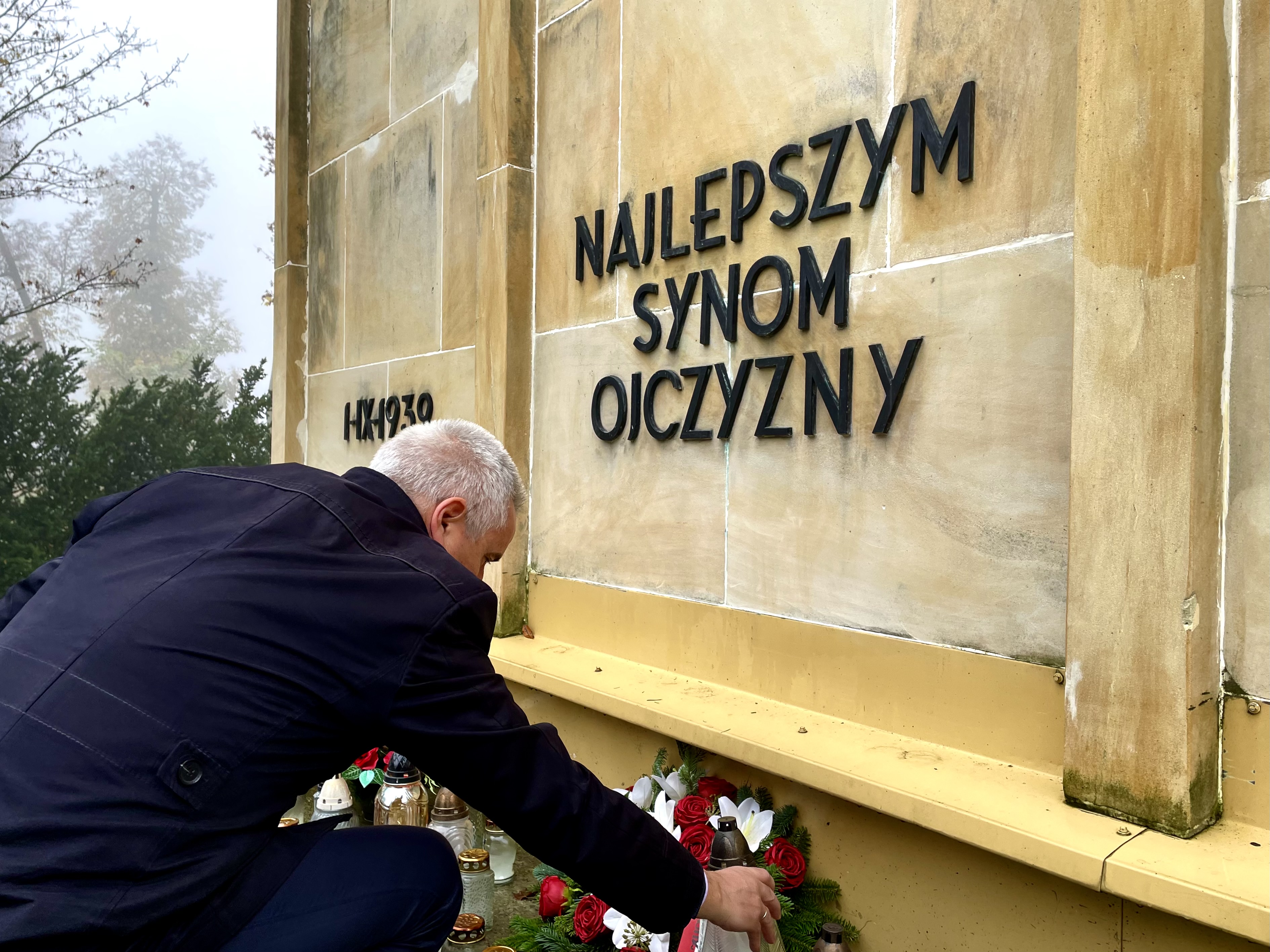 Burmistrz składa wiązankę kwiatów przy mauzoleum pomordowanych