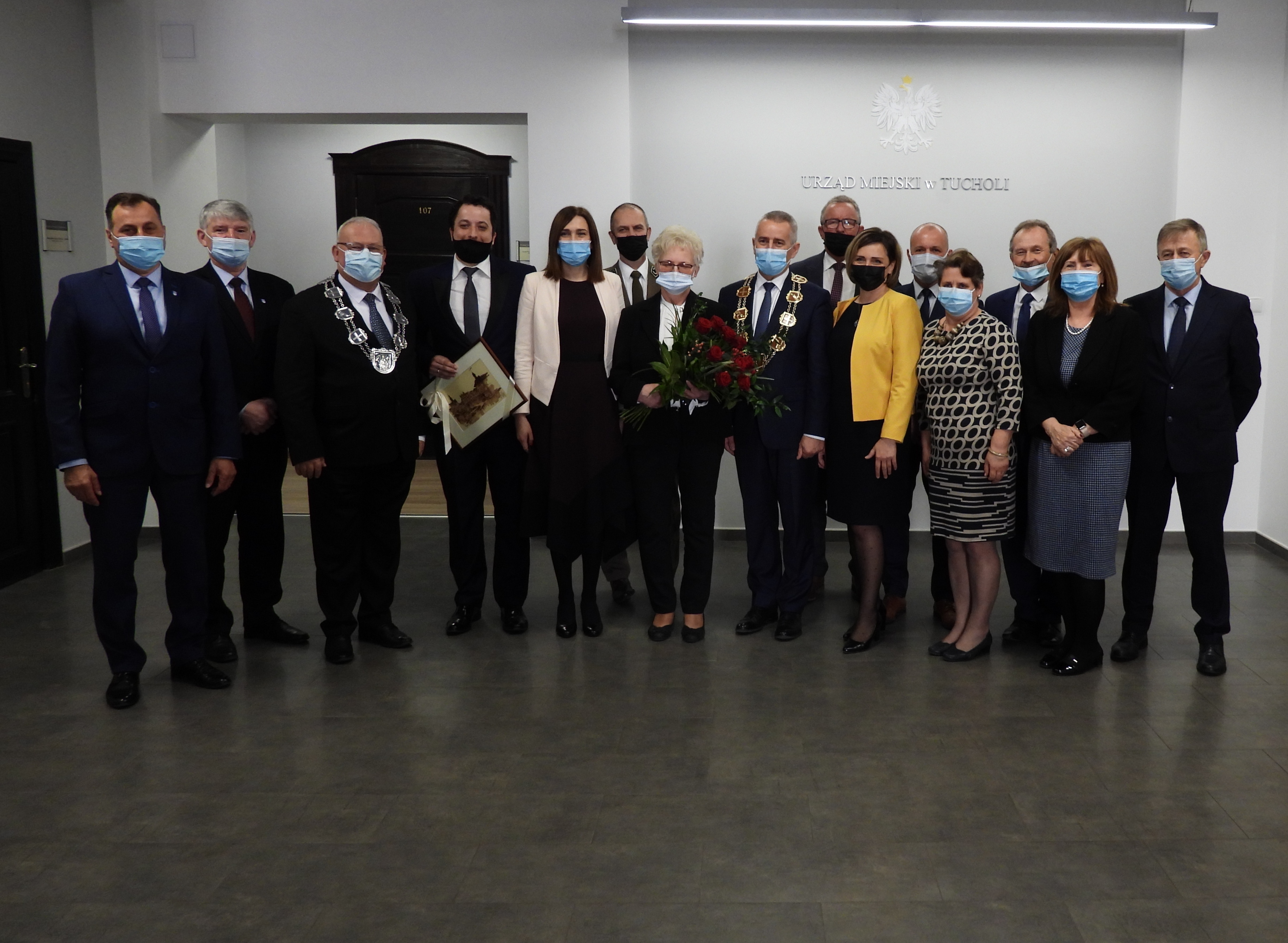 Wspólne zdjęcie radnych, burmistrza i zastępcy burmistrza Tucholi
