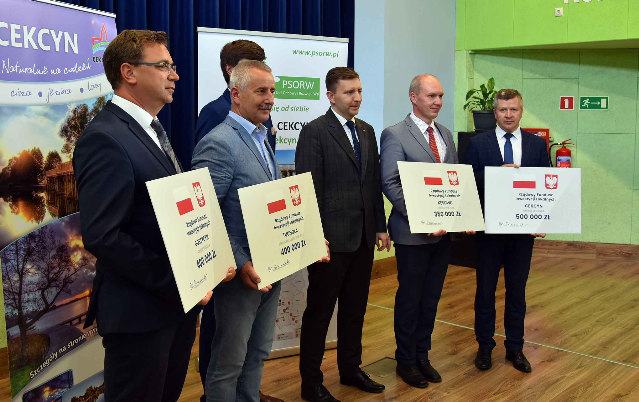 Na zdjęciu samorządowcy z czterech gmin powiatu tucholskiego w towarzystwie ministra Schreibera