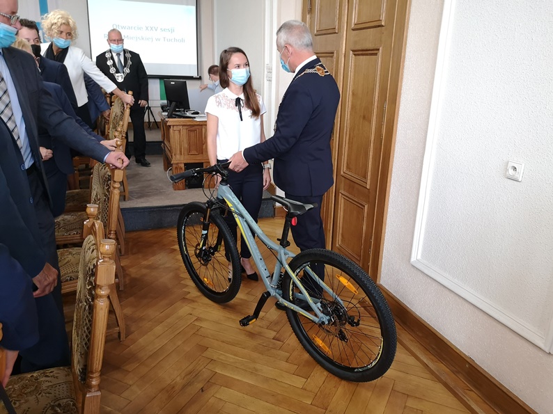 Na zdjęciu burmistrz Tucholi wręczający Dominice rower
