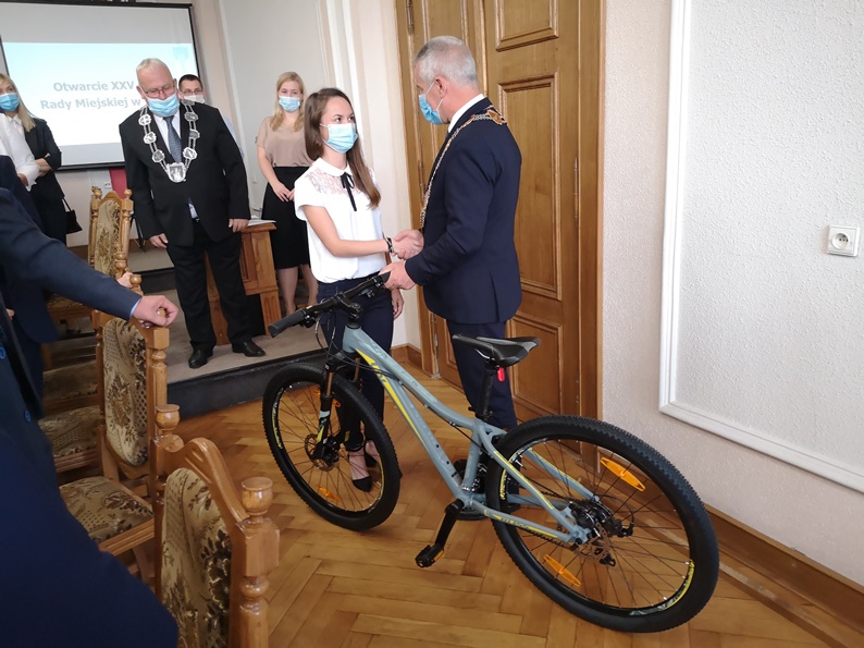 Rower dla Dominiki wręcza burmistrz Tucholi Tadeusz Kowalski