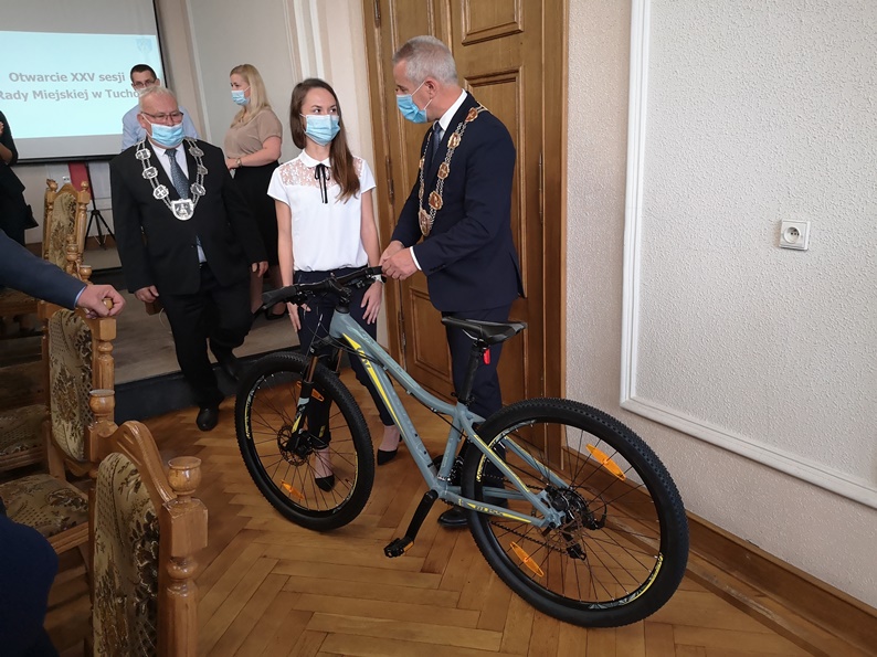 Rower wręcza Dominice burmistrz Tucholi Tadeusz Kowalski