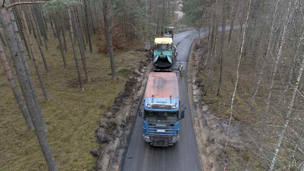 Przebudowa drogi Legbąd - Łosiny. Na zdjęciu samochód ciężarowy i maszyny budowlane pracujące na drodze