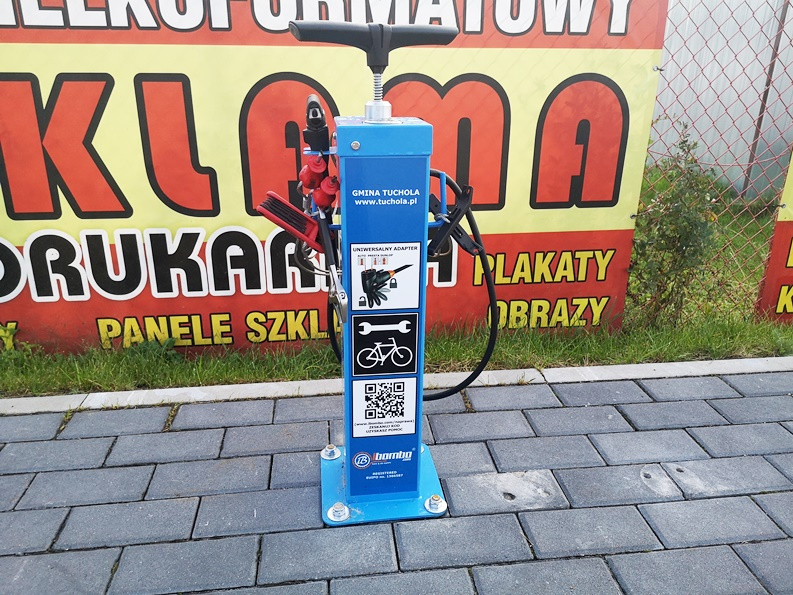 Dobra wiadomość dla rowerzystów – na parkingu przy ul. Bydgoskiej w Tucholi (na wysokości wjazdu do Przedszkola nr 1) zamontowano samoobsługową stację naprawy rowerów.