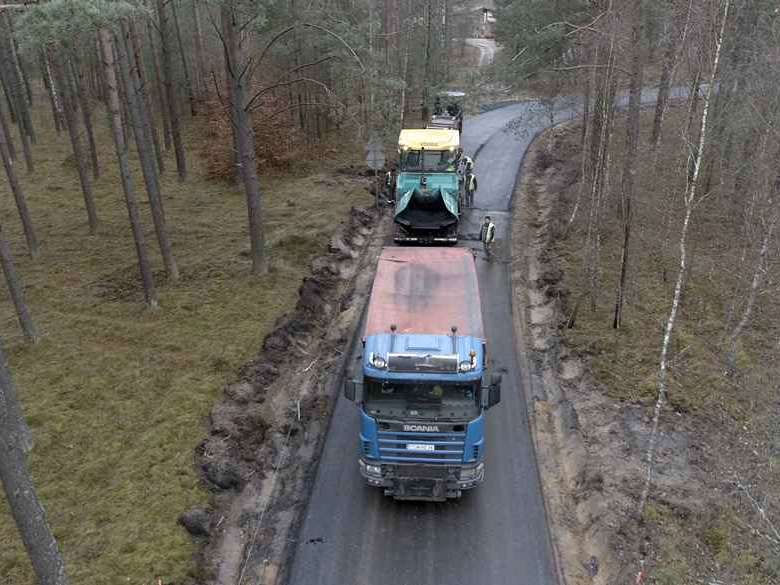 Trwają prace przy przebudowie ponad kilometrowego odcinka drogi gminnej Legbąd – Łosiny wraz z włączeniem się w drogę wojewódzką nr 237.