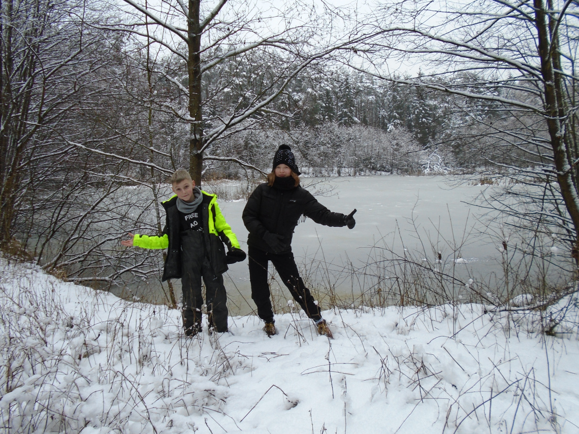 Dzieci podczas zimowego spaceru w lesie
