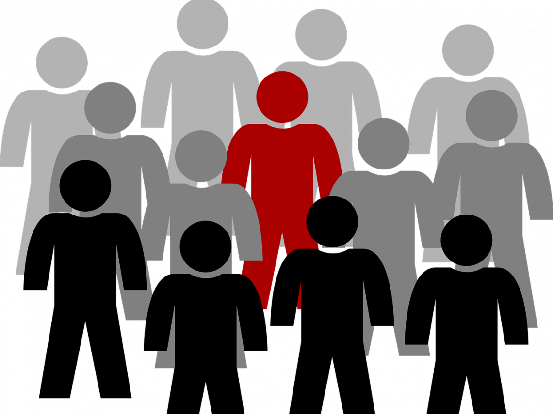 Grafika przedstawia ludzkie postacie w kolorach szarym, czarnym i czerwonym. fot. Pixabay