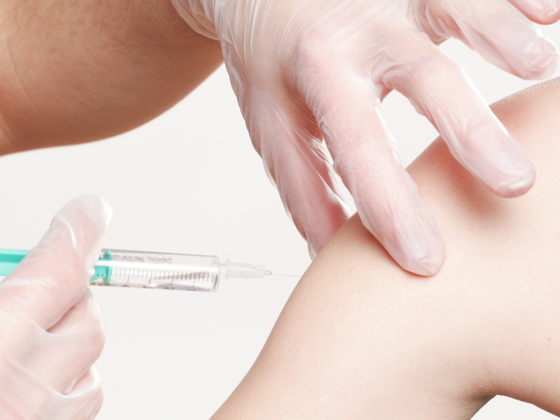 Zdjęcie przedstawia podanie szczepionki, fot. Pixabay