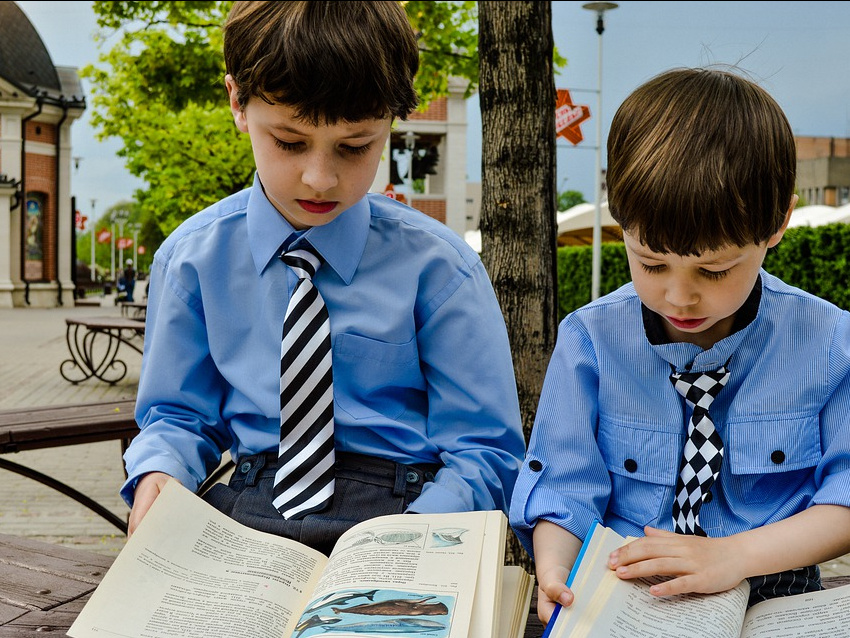 Na zdjęciu dwóch chłopców z książkami, fot. Pixabay
