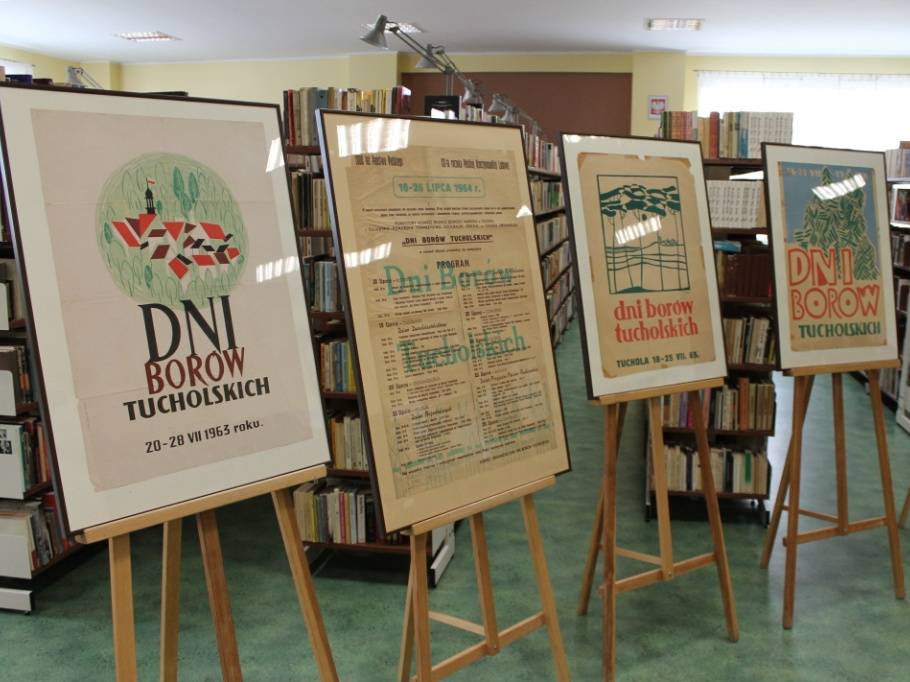 Plakaty Dni Borów Tucholskich na wystawie w bibliotece