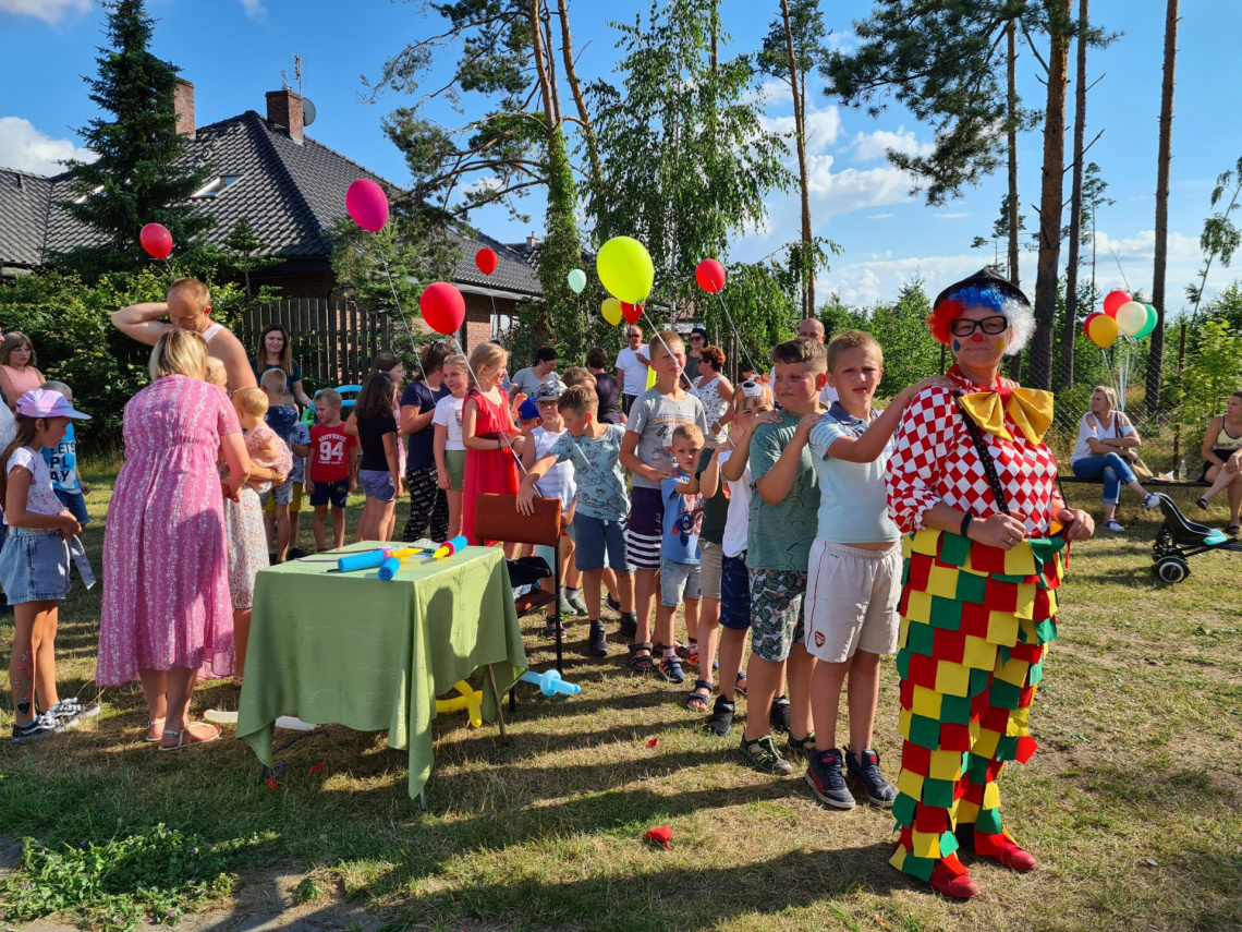 Dzieci z balonami w towarzystwie klauna, fot. TOK