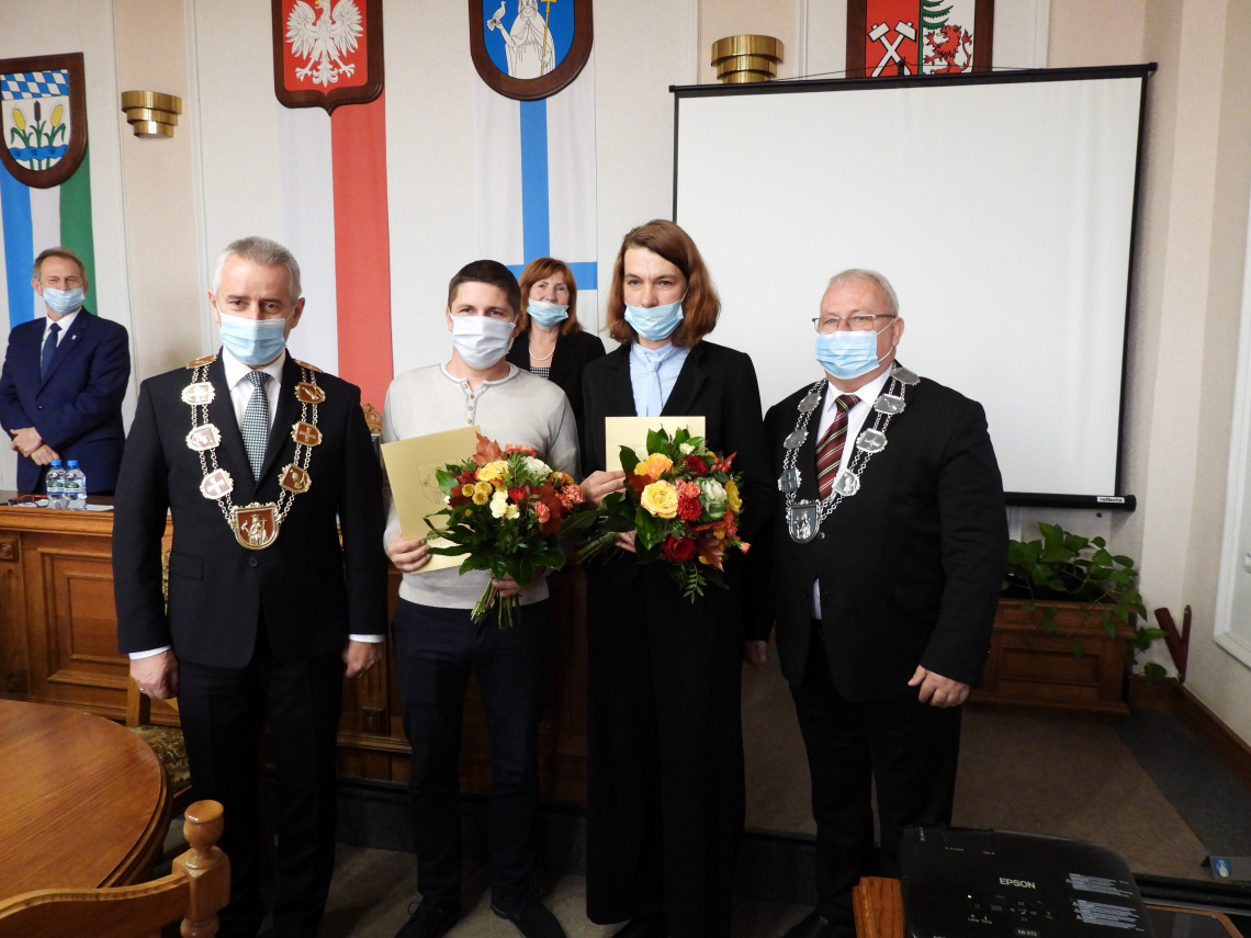 Laureaci konkursów w towarzystwie burmistrza i przewodniczącego Rady Miejskiej w Tucholi