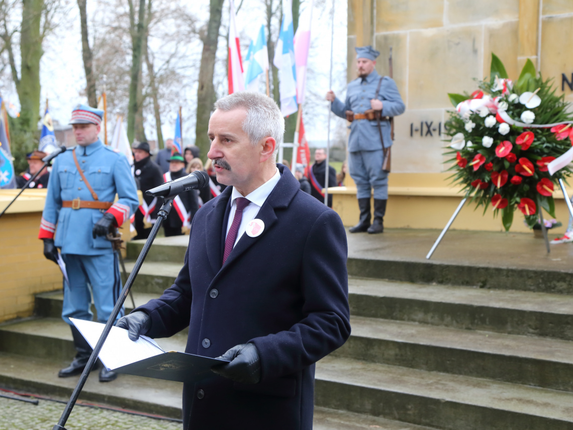 Burmistrz Tucholi Tadeusz Kowalski wygłasza okolicznościowe przemówienie