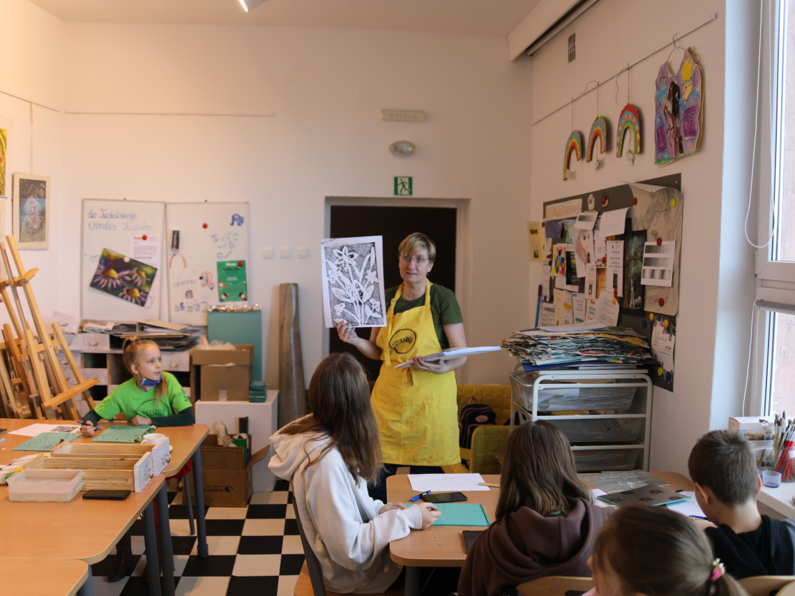 Katarzyna Piotrowska i dzieci uczestniczące w zajęciach