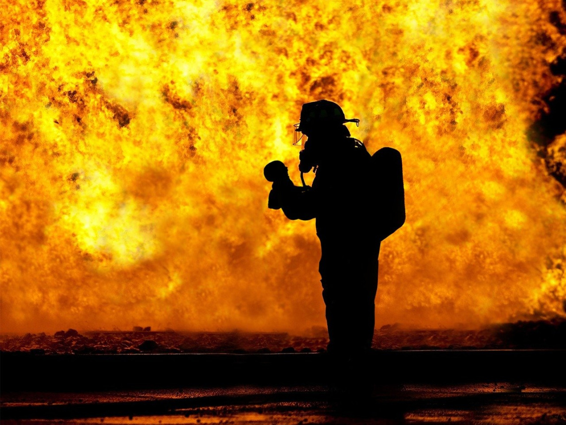 Strażak w ogniu, fot. Pixabay