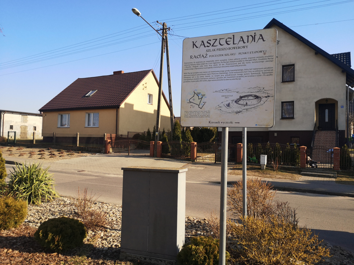Tablica w Raciążu informująca o szlaku "Kasztelania"