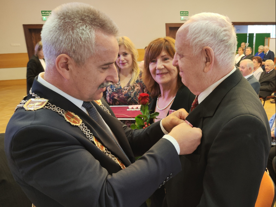 Burmistrz wręcza medale za długoletnie pożycie małżeńskie