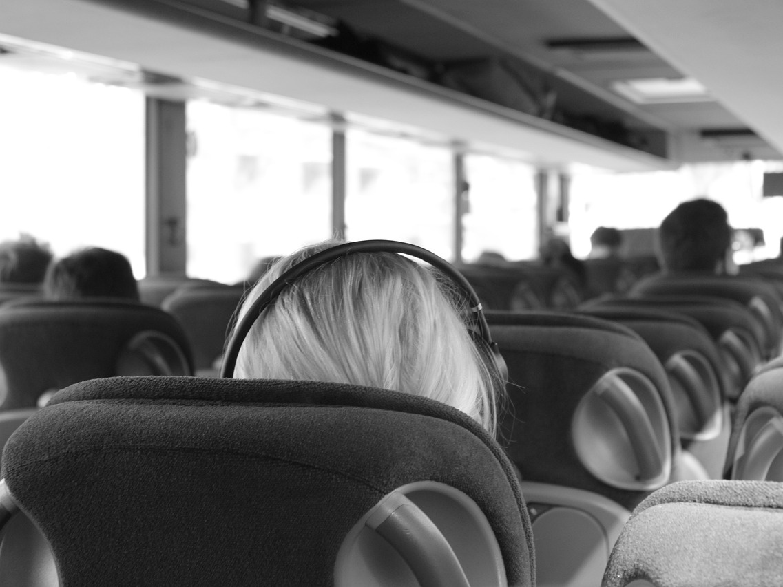 Pasażerowie w autobusie, fot. Pixabay