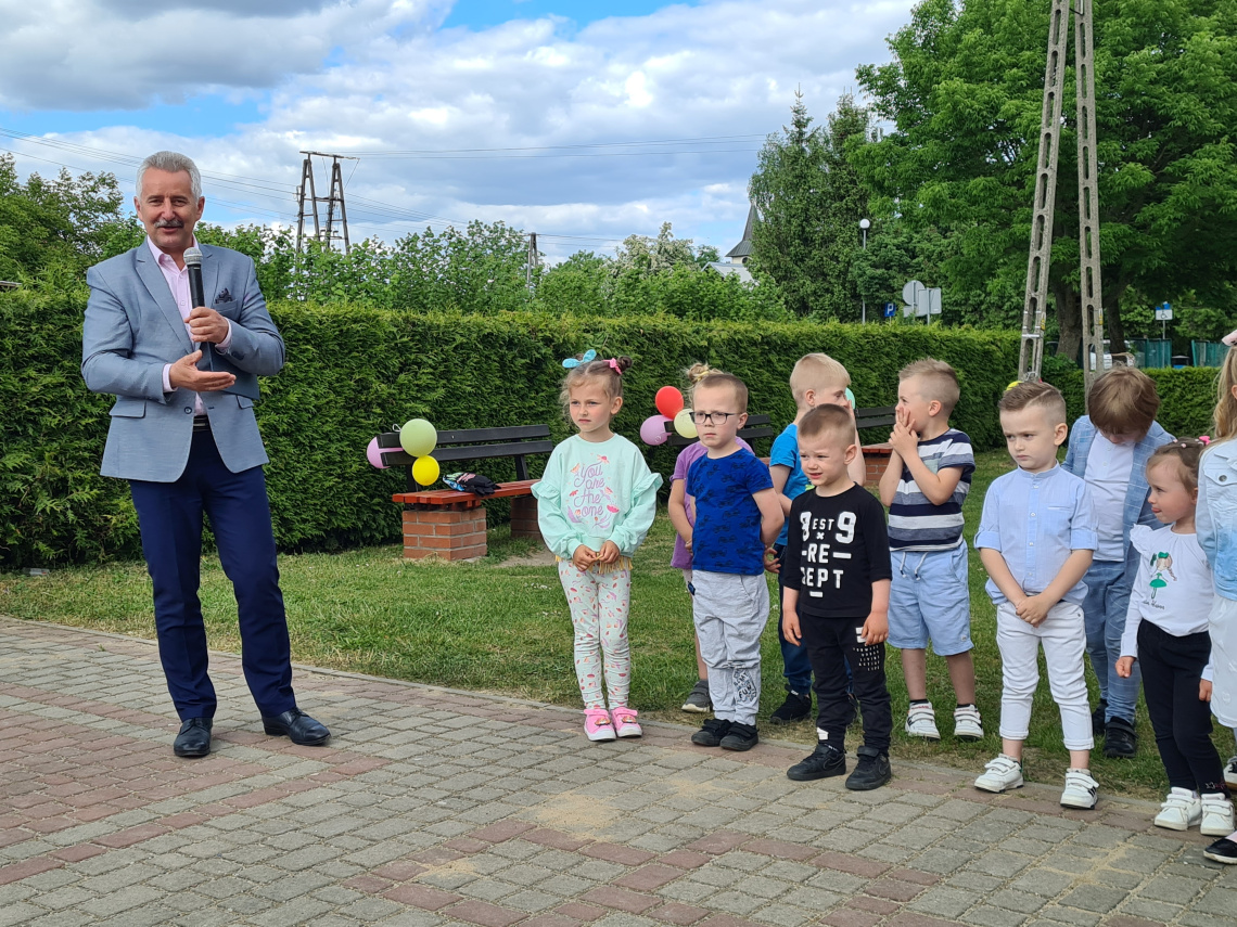 Burmistrz w towarzystwie dzieci, fot. SP w Kiełpinie