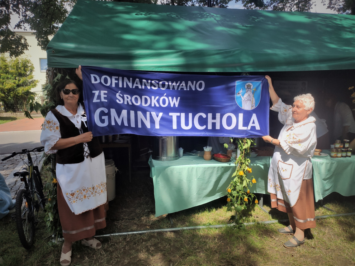 Zdjęcie przedstawia panie trzymające szyld z napisem dofinansowano ze środków gminy Tuchola