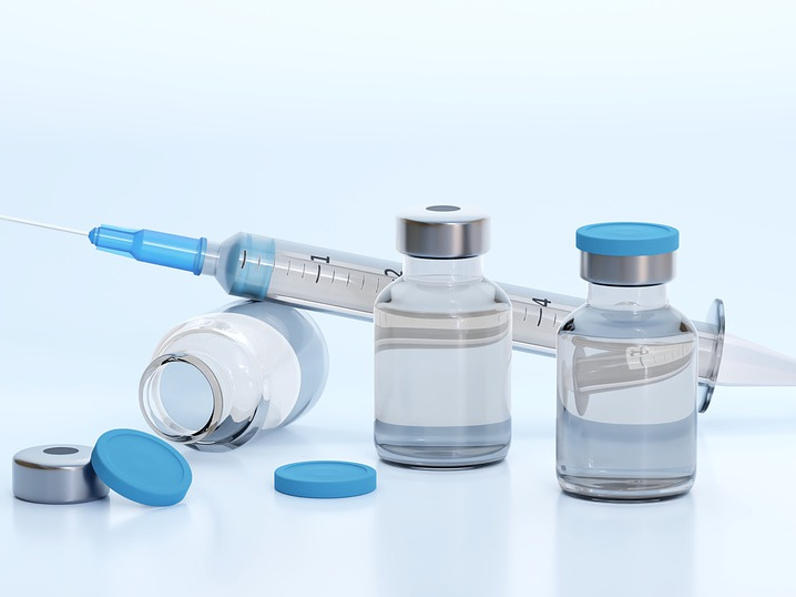 zdjęcie przedstawia strzykawkę z igłą oraz ampułki ze szczepionką, źródło: pixabay.com