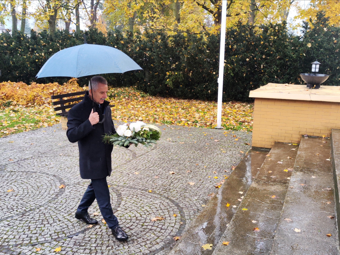 Burmistrz Tucholi składa wiązankę kwiatów przy mauzoleum