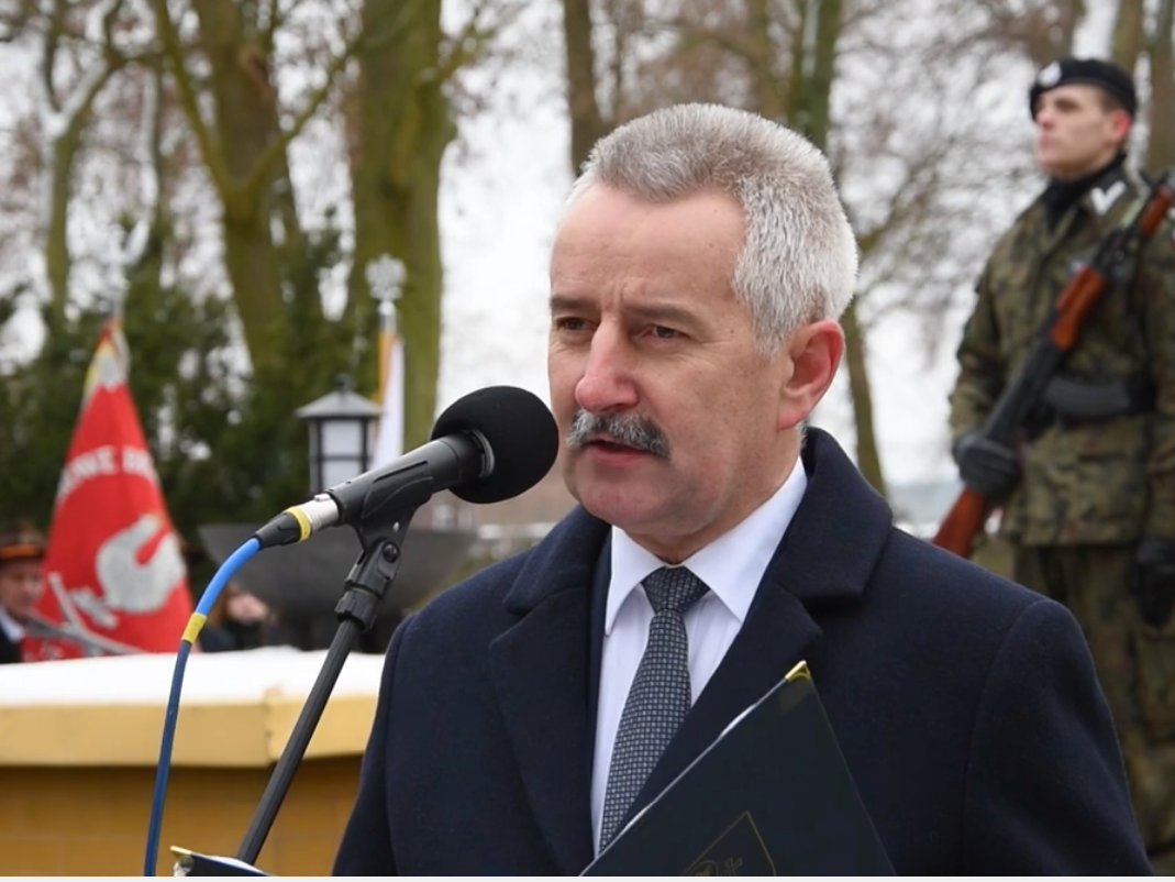 Burmistrz Tadeusz Kowalski podczas przemówienia w 2023 roku