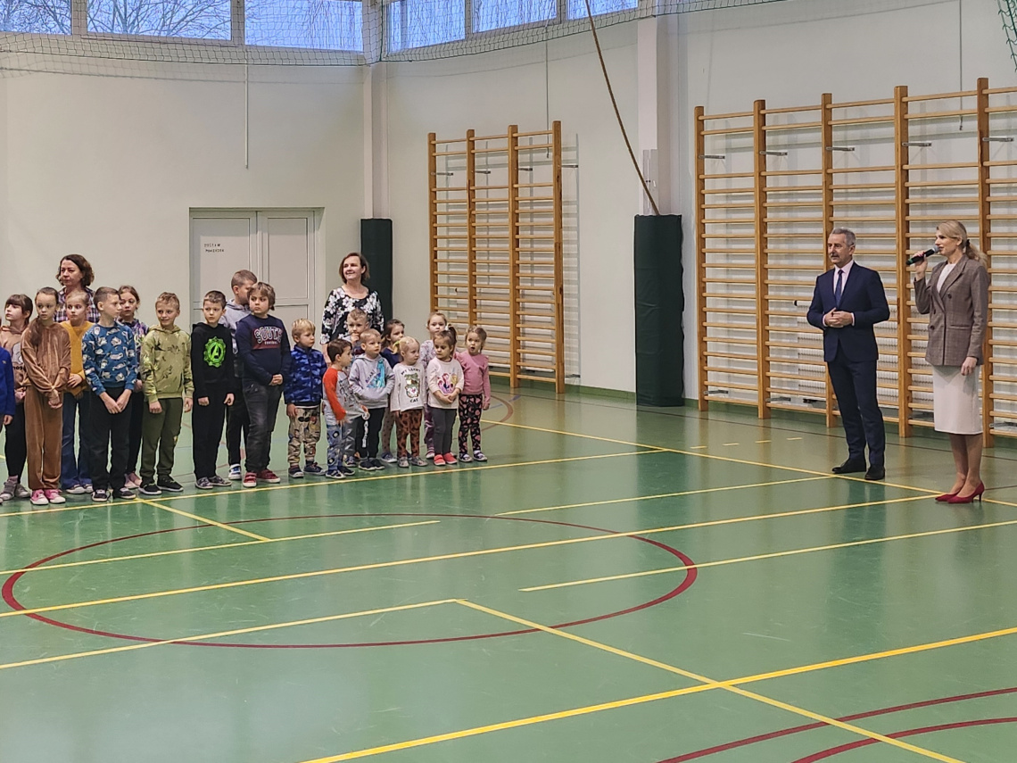 Natalia Glaner w towarzystwie burmistrza Tucholi i uczniów szkoły