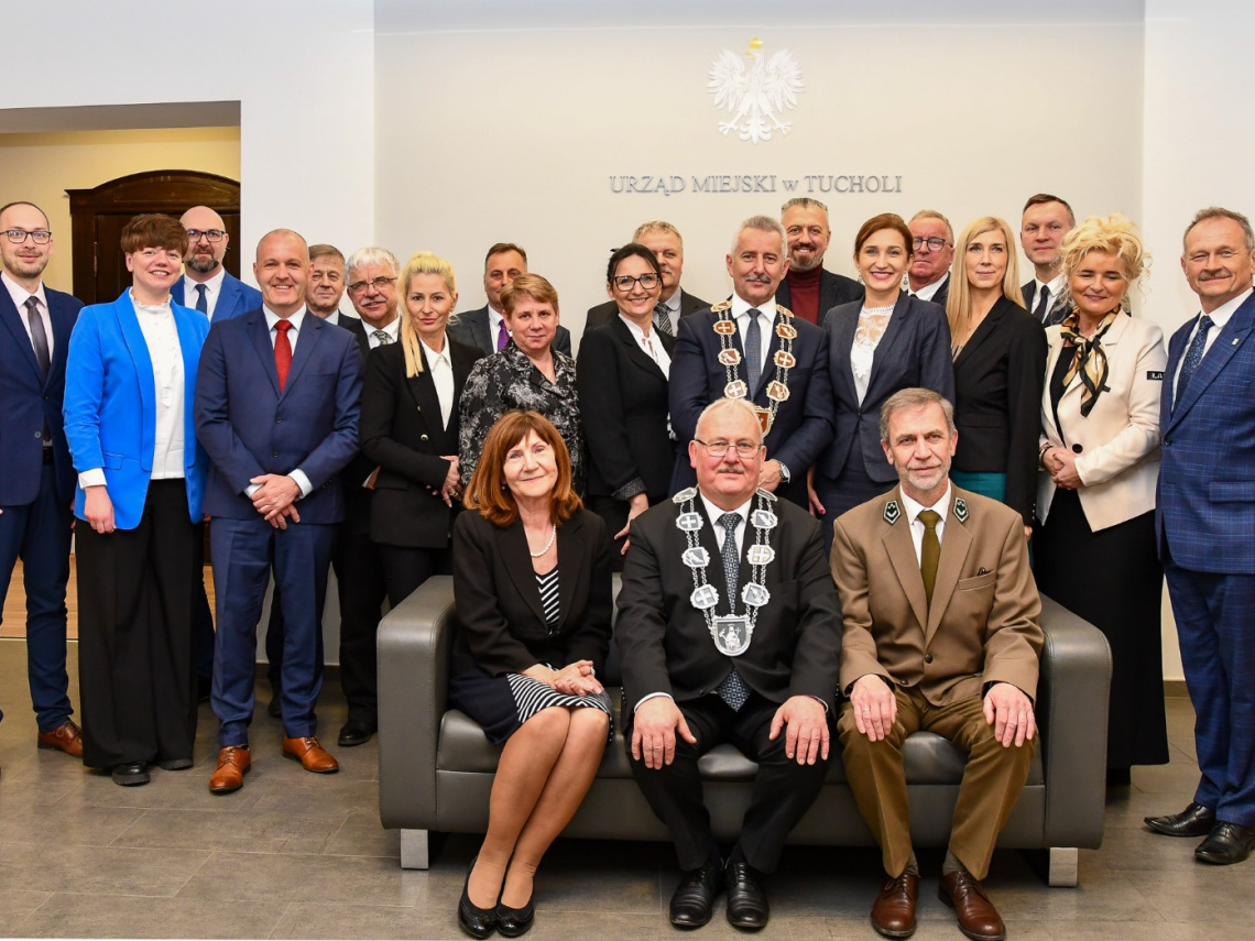 Zdjęcie przedstawia radnych mijajacej kadencji oraz burmistrza, wiceburmistrz Tucholi i pracowników urzędu