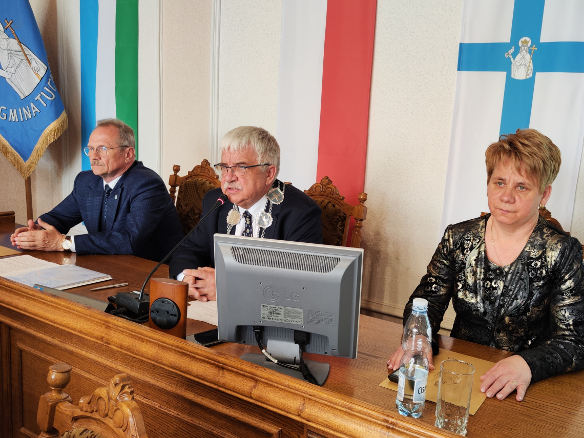 \Na zdjęciu trzy osoby: przewodniczący Rady Miejskiej w Tucholi i dwóch wiceprzewodniczących