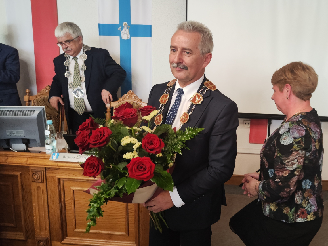 Na zdjęciu burmistrz Tucholi po wręczeniu kwiatów i gratulacji od radnych