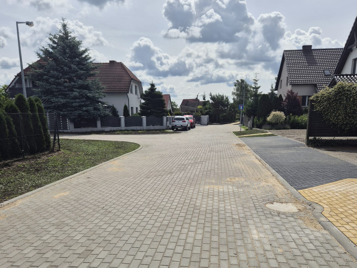 Na zdjęciu skrzyżowanie nowo wybudowanych ulic Jarzębinowej z Akacjową w Raciążu. 