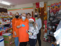 Na zdjęciu wolontariuszka Natalia w towarzystwie pań ekspedientek w sklepie