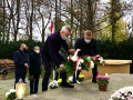 Na zdjęciu burmistrz Tucholi Tadeusz Kowalski i starosta tucholski Michał Mróz podczas składania wiązanek kwiatów przy Mauzoleum Pomordowanych w Rudzkim Moście
