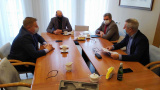 Na zdjęciu członkowie Zarządu Powiatu Tucholskiego i burmistrz Tucholi w trakcie spotkania
