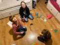 Dzieci przygotowują papierowe serduszka z życzeniami