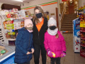 Delegacja dzieci ze świetlicy w towarzystwie ekspedientki w sklepie