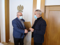 Burmistrz Tucholi wręcza podziękowanie Krzysztofowi Joppkowi