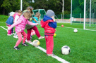 Na zdjęciu dzieci grajace w piłkę nożną fot. pexels