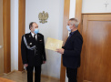 Burmistrz Tucholi Tadeusz Kowalski wręcza podziękowanie druhowi Henrykowi Baranowi