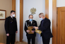 Burmistrz Tucholi Tadeusz Kowalski w towarzystwie Arkadiusza Krolla wręcza podziękowanie druhowi Henrykowi Baranowi