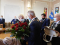 Na zdjęciu burmistrz Tucholi podczas wręczania podziękowania radnej Marii Borzeszkowskiej