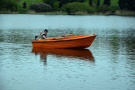Na zdjęciu mężczyzna w łódce