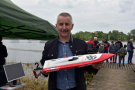 Na zdjęciu burmistrz Tucholi Tadeusz Kowalski z modelem pływającym