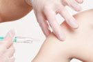 Zdjęcie przedstawia podanie szczepionki, fot. Pixabay