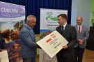 Minister Łukasz Schreiber wręcza burmistrzowi Tucholi symboliczny czek