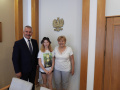 Na zdjęciu burmistrz Tadeusz Kowalski w towarzystwie Heleny i jej babci Zenobii Majki