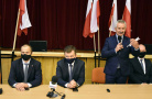 Minister Łukasz Schreiber, burmistrz Tadeusz Kowalski i wicewojewoda Radosław Kempinski