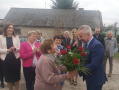 Burmistrz wręcza kwiaty pani Alicji Szamockiej