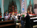 Dzieci w srodku kaplicy
